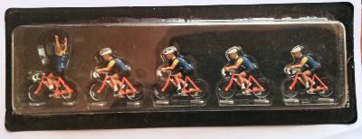 5 Miniatures cyclistes plastiques 1/43 j.
