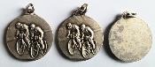 MEDAILLE RONDE 2 cyclistes coursiers 2.5 cm