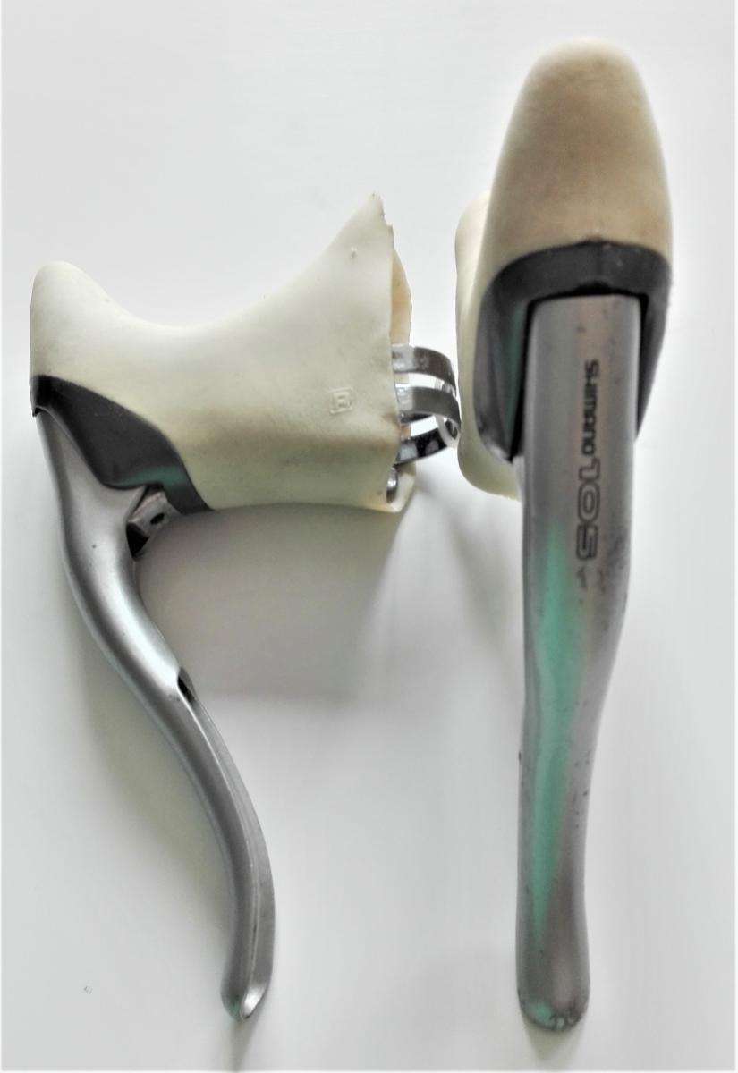 SHIMANO 105 BRAKE LEVERS. Leviers de freins