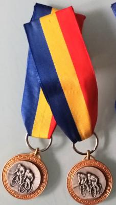 MEDAILLE ruban épingle veston 4 cm bleu/jaune/rouge