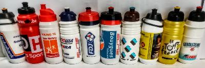 10 TEAM VINTAGE BOTTLES . - Lot de 10 bidons équipe pro.